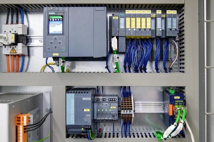 Automate programmable et borniers